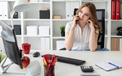 femme au téléphone voyance